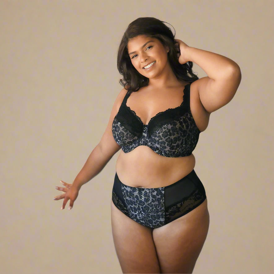 woman modeling the Serena bra and panty set in leopard print.