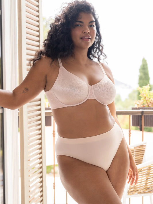 Back Appeal Underwire Bra in Rose Dust worn by model lifestyle image